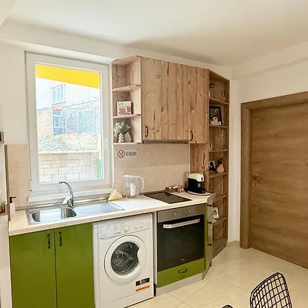 Center The Quiet Luxury 1 *