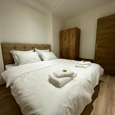 Center The Quiet Luxury 1 *