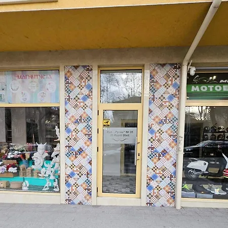 Center The Quiet Luxury 1 *