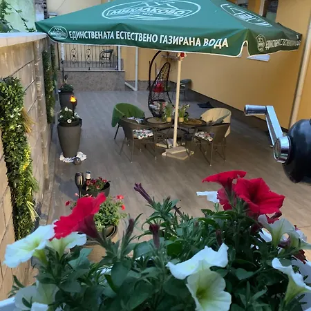 Center The Quiet Luxury 1 *