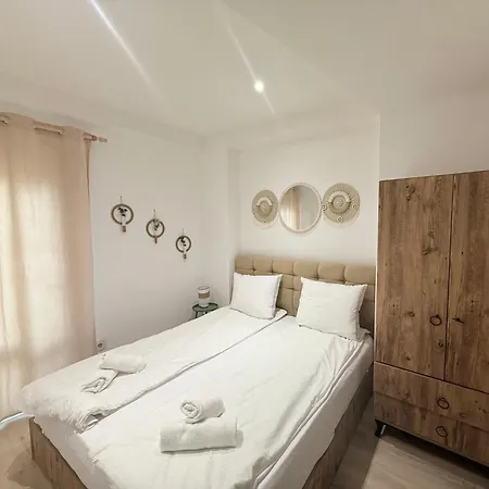 Center The Quiet Luxury 1 *