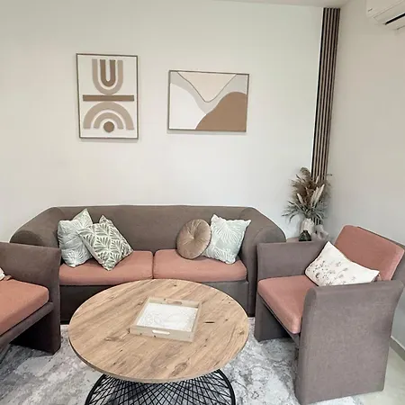 Center The Quiet Luxury 1 *