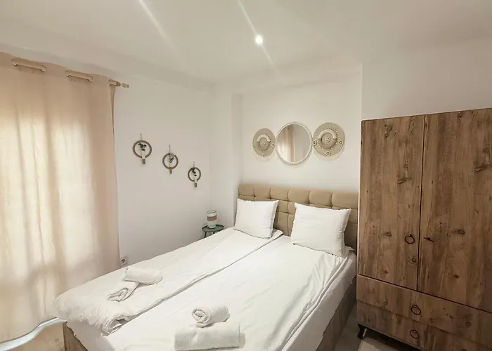 Center The Quiet Luxury 1 *