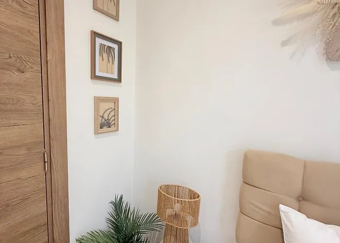 Center The Quiet Luxury 1 *