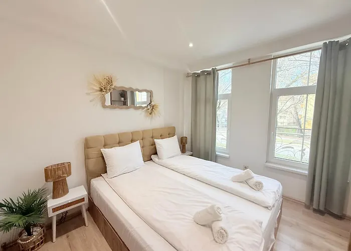 Center The Quiet Luxury 1