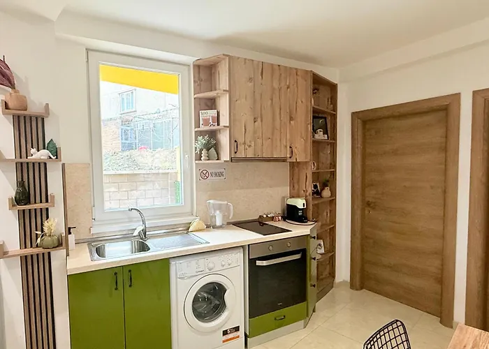 Center The Quiet Luxury 1 *