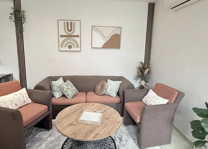 Center The Quiet Luxury 1 *